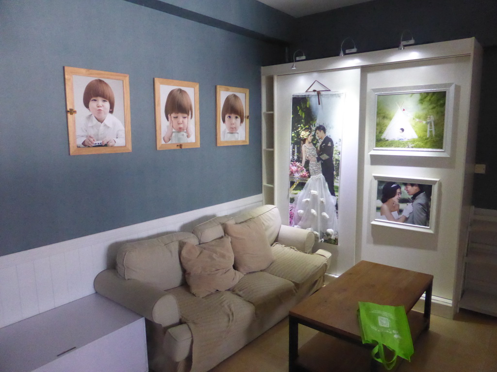 Lobby of the photo studio at the crossing of Guomao Road and Yusha Road