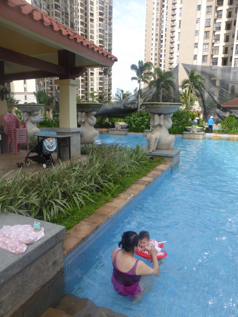 Max and Miaomiao at the swimming pool of the apartment complex of Miaomiao`s sister