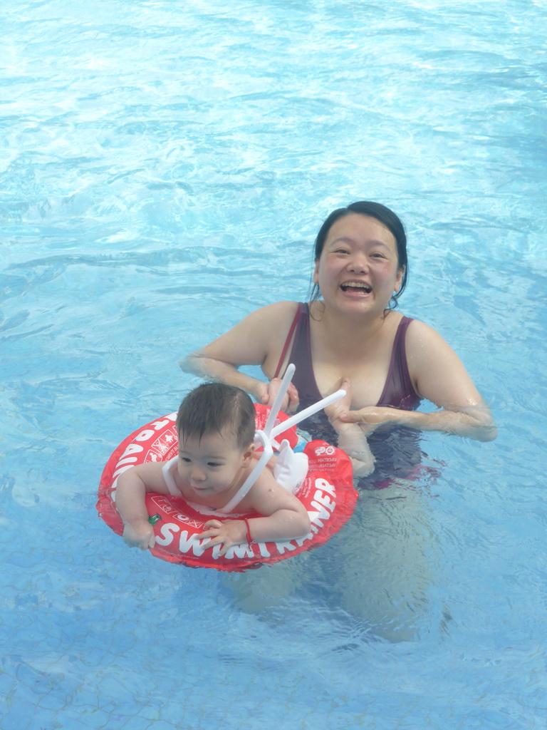 Max and Miaomiao at the swimming pool of the apartment complex of Miaomiao`s sister