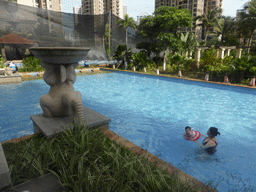 Max and Miaomiao at the swimming pool of the apartment complex of Miaomiao`s sister