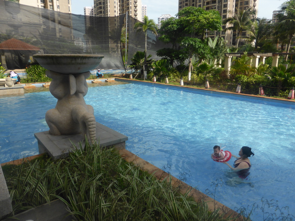 Max and Miaomiao at the swimming pool of the apartment complex of Miaomiao`s sister