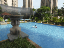 Max and Miaomiao at the swimming pool of the apartment complex of Miaomiao`s sister