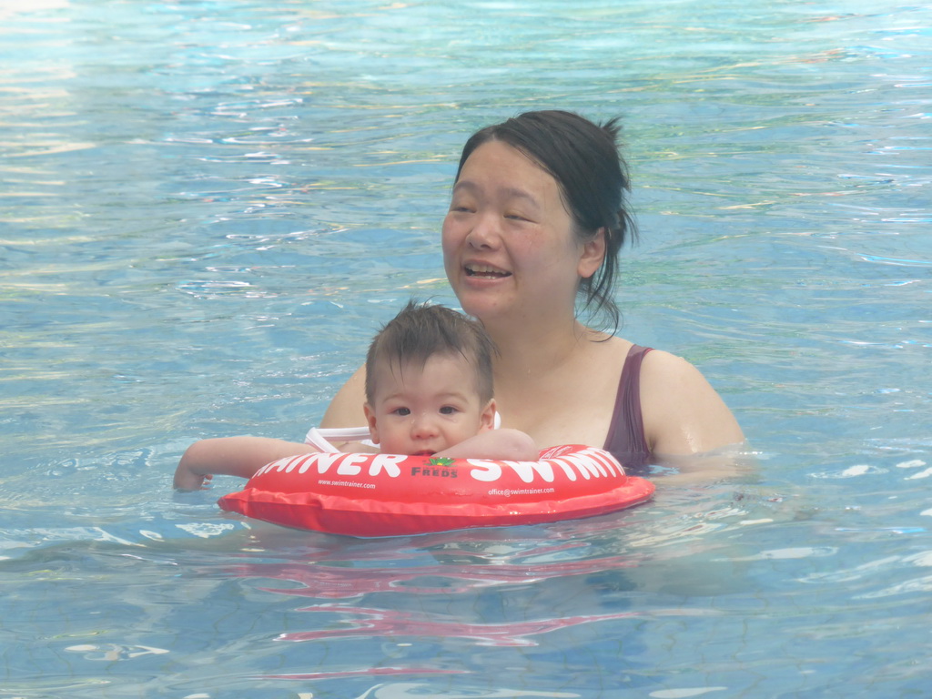 Max and Miaomiao at the swimming pool of the apartment complex of Miaomiao`s sister