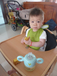 Max having lunch in the apartment of Miaomiao`s sister