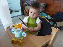 Max having lunch in the apartment of Miaomiao`s sister