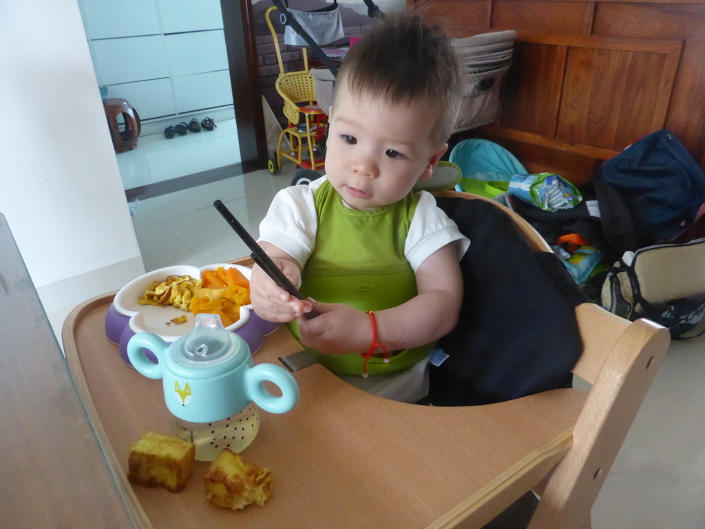 Max having lunch in the apartment of Miaomiao`s sister