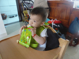 Max having breakfast in the apartment of Miaomiao`s sister