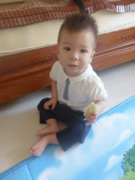 Max eating fruit in the apartment of Miaomiao`s sister