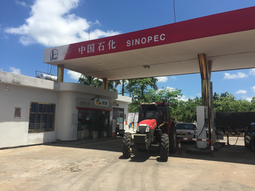 Gas station next to the G98 Hainan Ring Road Expressway near Shangenzhen