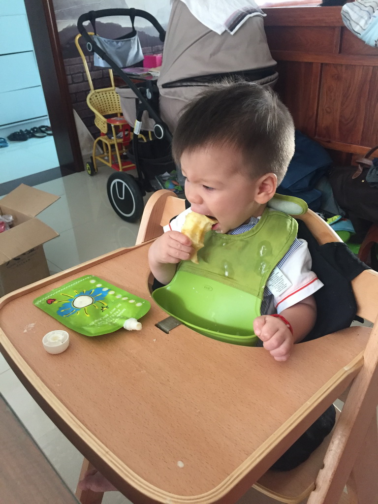 Max eating fruit in the apartment of Miaomiao`s sister