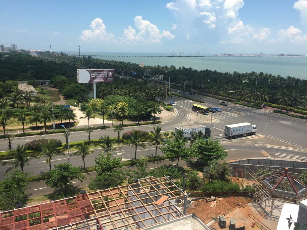 Crossing of Binhai Avenue and Changtong Road, viewed from our lunch restaurant