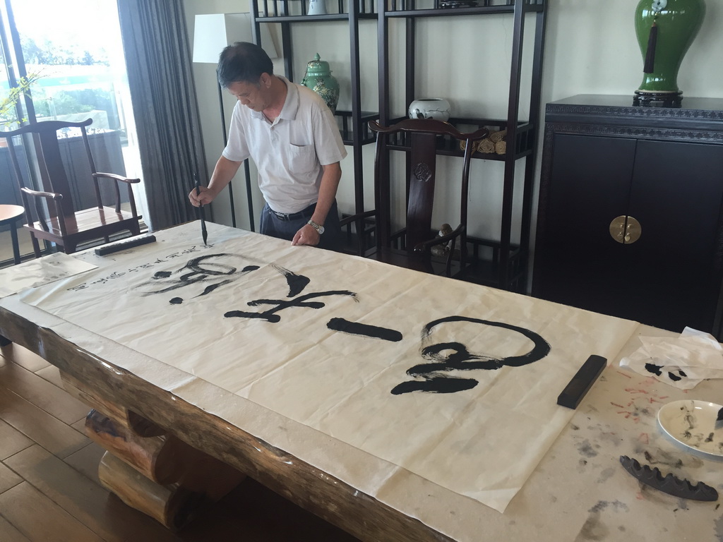 Miaomiao`s father doing calligraphy at our lunch restaurant at the crossing of Binhai Avenue and Changtong Road