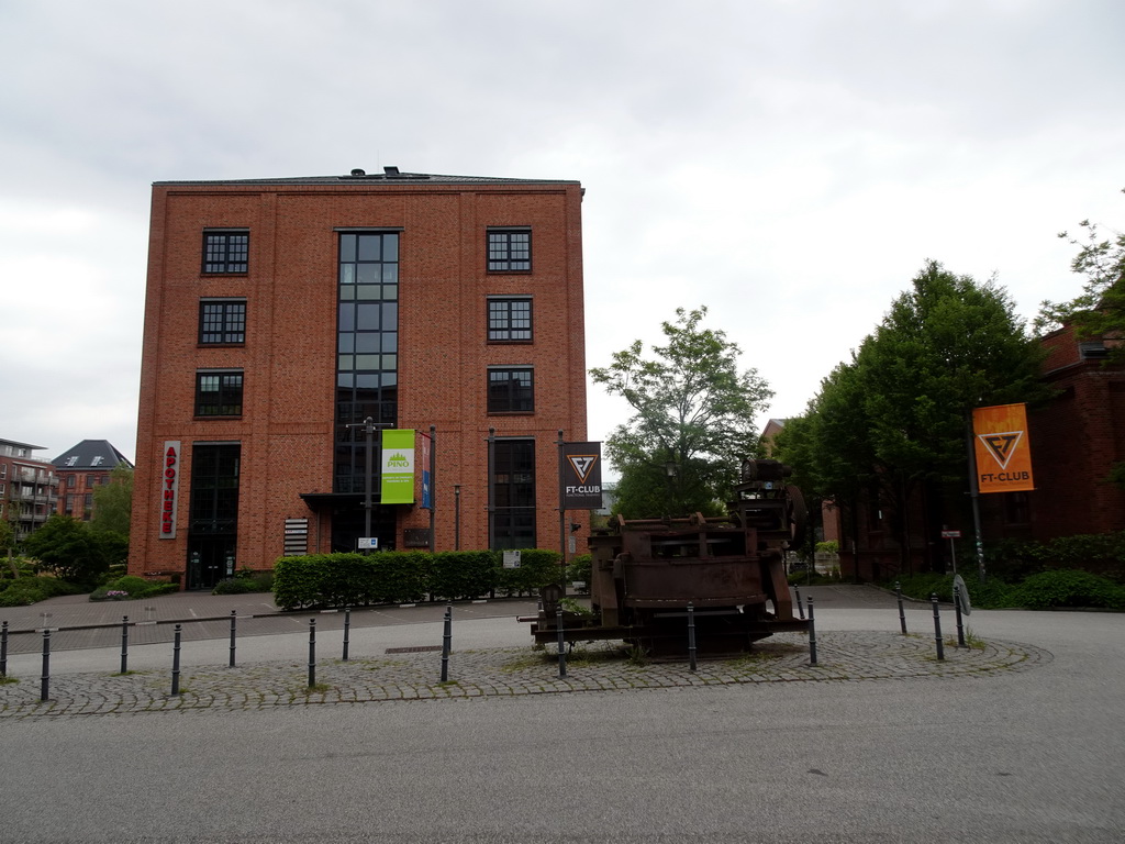 Front of the Apotheke am Bahrenpark pharmacy at the Paul-Dessau-Straße street