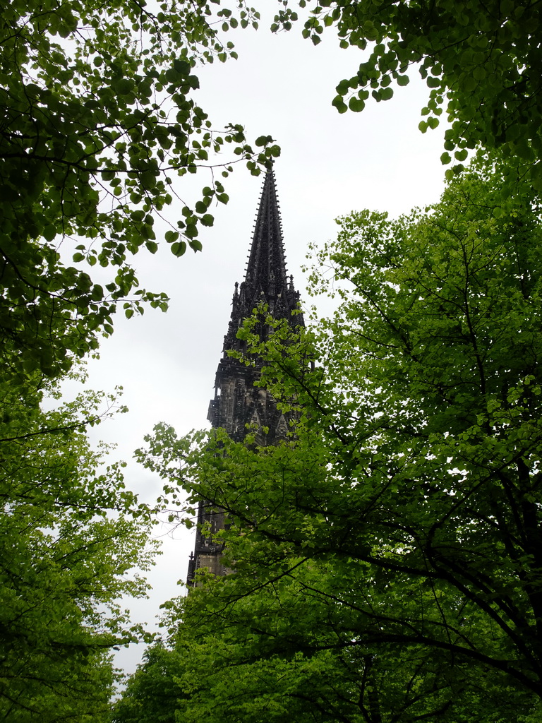 Trees at the Hopfenmarkt square and the west side of the tower of the St. Nikolai Memorial