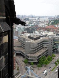 The southwest side of the city with the Deutsche Bundesbank building and the Willy-Brandt-Straße street, viewed from the tower of the St. Nikolai Memorial