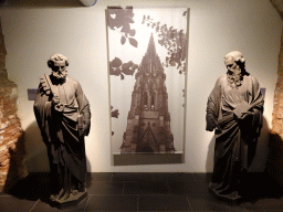Statues and photograph of the tower of the St. Nikolai Memorial, at the Museum