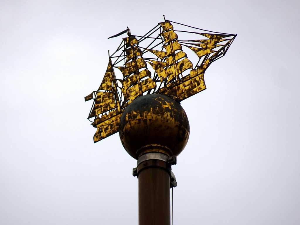 Statue of a ship on top of a flagpole at the Rathausmarkt square