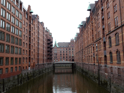 Warehouses at the Speicherstadt area and the Kannengießerort bridge over the Wandrahmsfleet canal, viewed from the Bei St. Annen street
