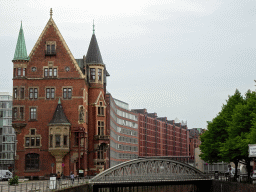 The Neuerwegsbrücke bridge over the St. Annenfleet canal and the HafenCity Zeitung building