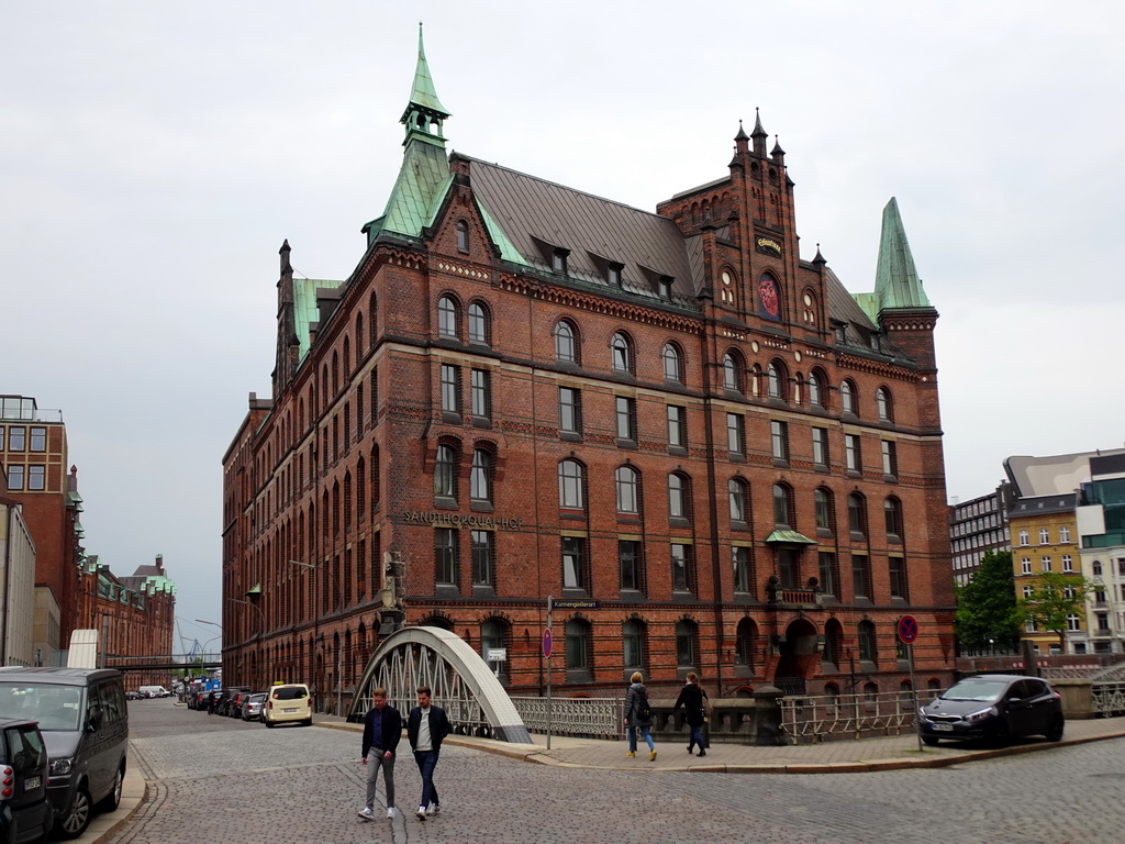 East side of the Sandtorkai-Hof building, viewed from the Neuerwegsbrücke bridge over the St. Annenfleet canal