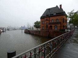 The Kehrwiederfleet canal and Harbor Police Station No. 2, viewed from the Am Sandtorkai bridge