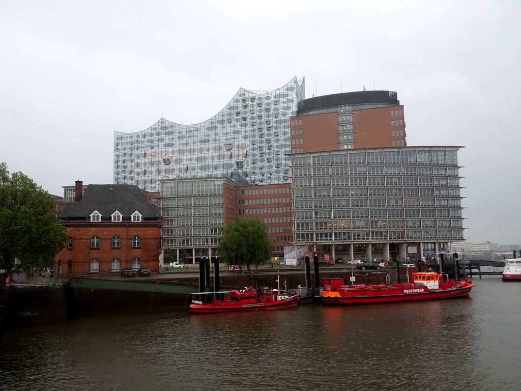 The Niederhafen harbour, the Kehrwiederspitze building and the Elbphilharmonie concert hall