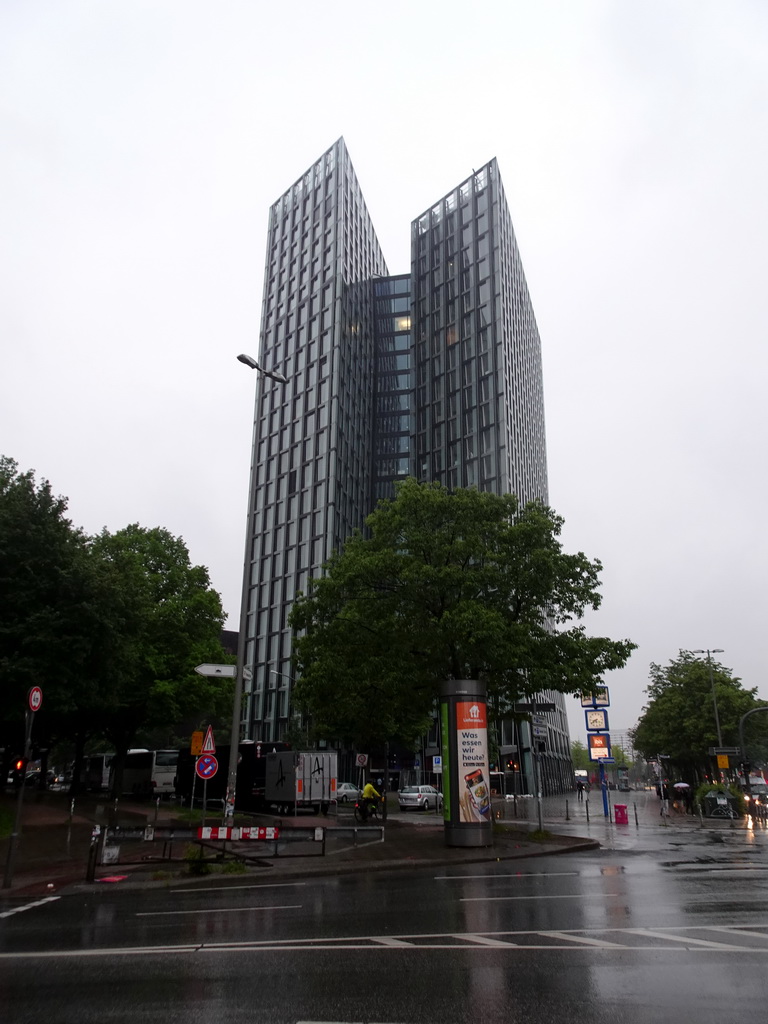 The ARCOTEL Onyx Hamburg hotel at the east end of the Reeperbahn street