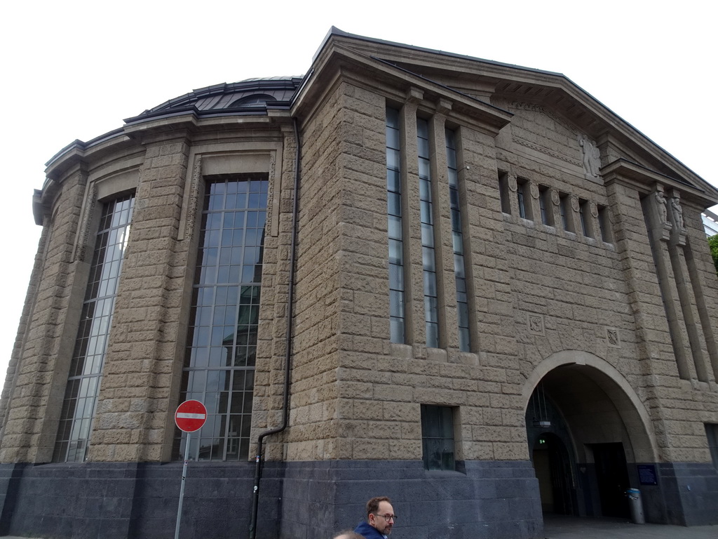 Building of the St. Pauli Piers with the north entrance to the St. Pauli Elbe Tunnel