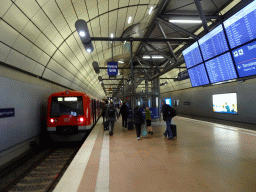 hamburg_1_021 - 303 kb - 1024x768 - Train arriving at the Hamburg Airport subway station Train arriving at the Hamburg Airport subway station