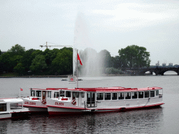 hamburg_1_146 - 271 kb - 1024x768 - Boats and the Alster Fountains at the Binnenalster lake, viewed from the Ballindamm street Boats and the Alster Fountains at the Binnenalster lake, viewed from the Ballindamm street