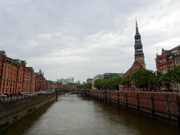 hamburg_1_160 - 260 kb - 1024x768 - The Zollkanal canal, the St. Katharinen Church and the Elbphilharmonie concert hall, viewed from the bridge at the north side of the Bei St. Annen street The Zollkanal canal, the St. Katharinen Church and the Elbphilharmonie concert hall, viewed from the bridge at the north side of the Bei St. Annen street
