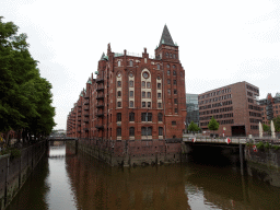 hamburg_1_164 - 272 kb - 1024x768 - The HafenCity RiverBus building and the Holländischbrookfleet canal The HafenCity RiverBus building and the Holländischbrookfleet canal