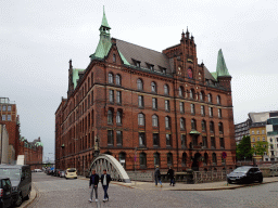 hamburg_1_171 - 323 kb - 1024x768 - East side of the Sandtorkai-Hof building, viewed from the Neuerwegsbrücke bridge over the St. Annenfleet canal East side of the Sandtorkai-Hof building, viewed from the Neuerwegsbrücke bridge over the St. Annenfleet canal