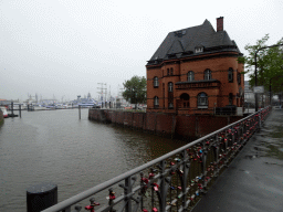 hamburg_1_313 - 241 kb - 1024x768 - The Kehrwiederfleet canal and Harbor Police Station No. 2, viewed from the Am Sandtorkai bridge The Kehrwiederfleet canal and Harbor Police Station No. 2, viewed from the Am Sandtorkai bridge