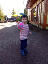 Max with jellyfish and dinosaur toys in front of the Grote Franjepoot souvenir shop at the Dolfinarium Harderwijk