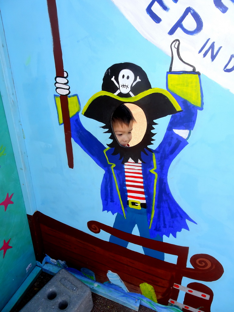 Max with a pirate cardboard at the Dolfinarium Harderwijk