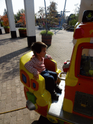 Max on a rocking boat in front of the Zoete Zeeleeuwentheater at the Dolfinarium Harderwijk