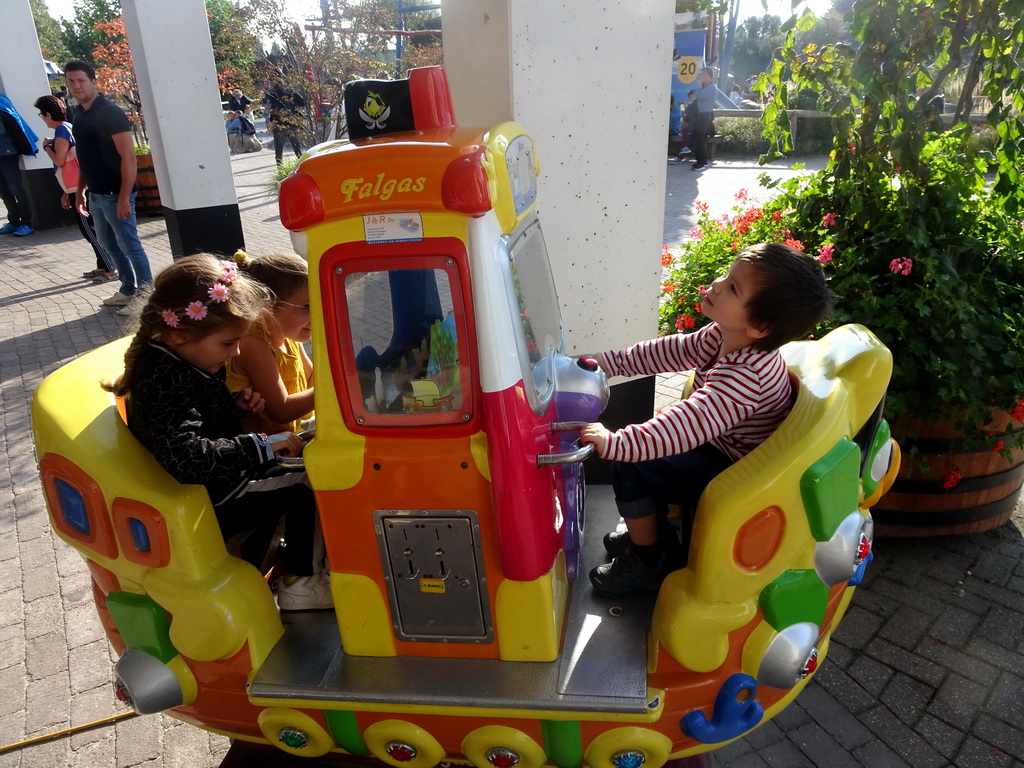 Max and other kids on a rocking boat in front of the Zoete Zeeleeuwentheater at the Dolfinarium Harderwijk