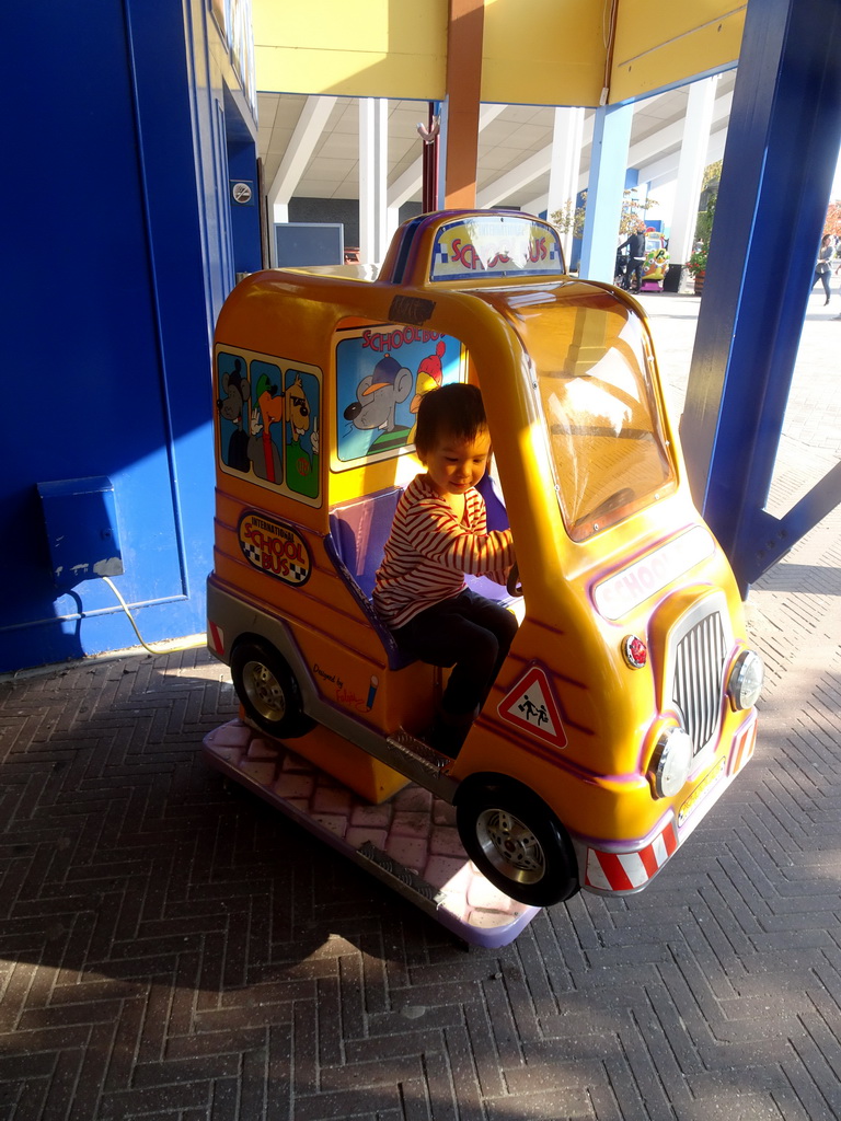 Max on a rocking car in front of the Zoete Zeeleeuwentheater at the Dolfinarium Harderwijk