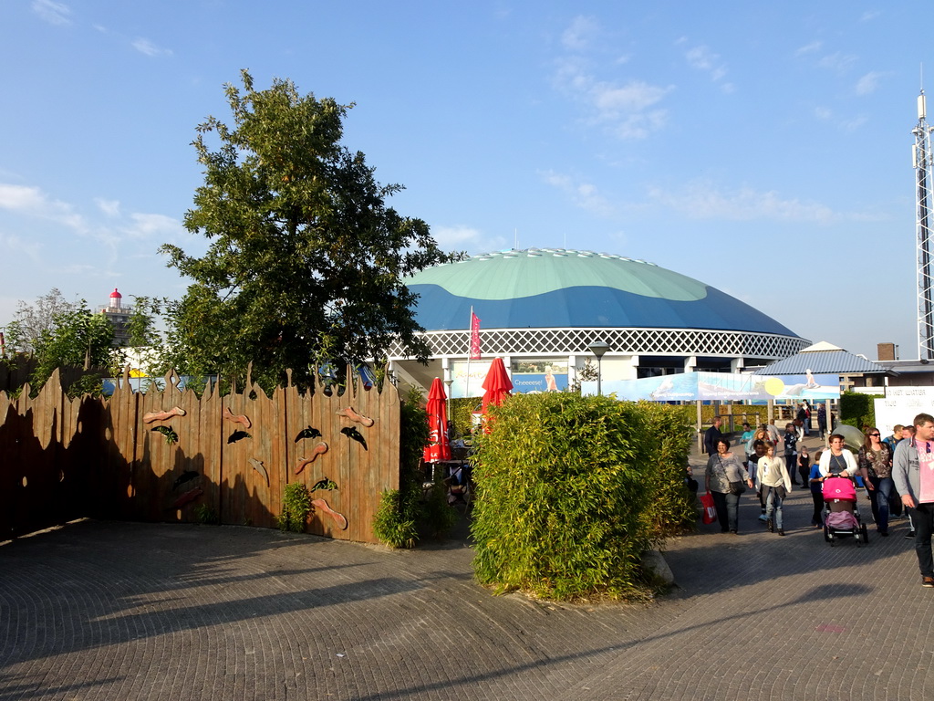 The DolfijndoMijn theatre at the Dolfinarium Harderwijk and the Vuurtoren building, under construction