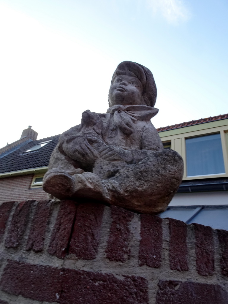 Statue on a wall at the Tinneplein square