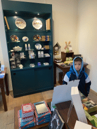 Max at the shop of the Heeswijk Castle