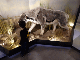 Max with a statue of a Saber-toothed Cat at the ground floor of the main building of the HistoryLand museum