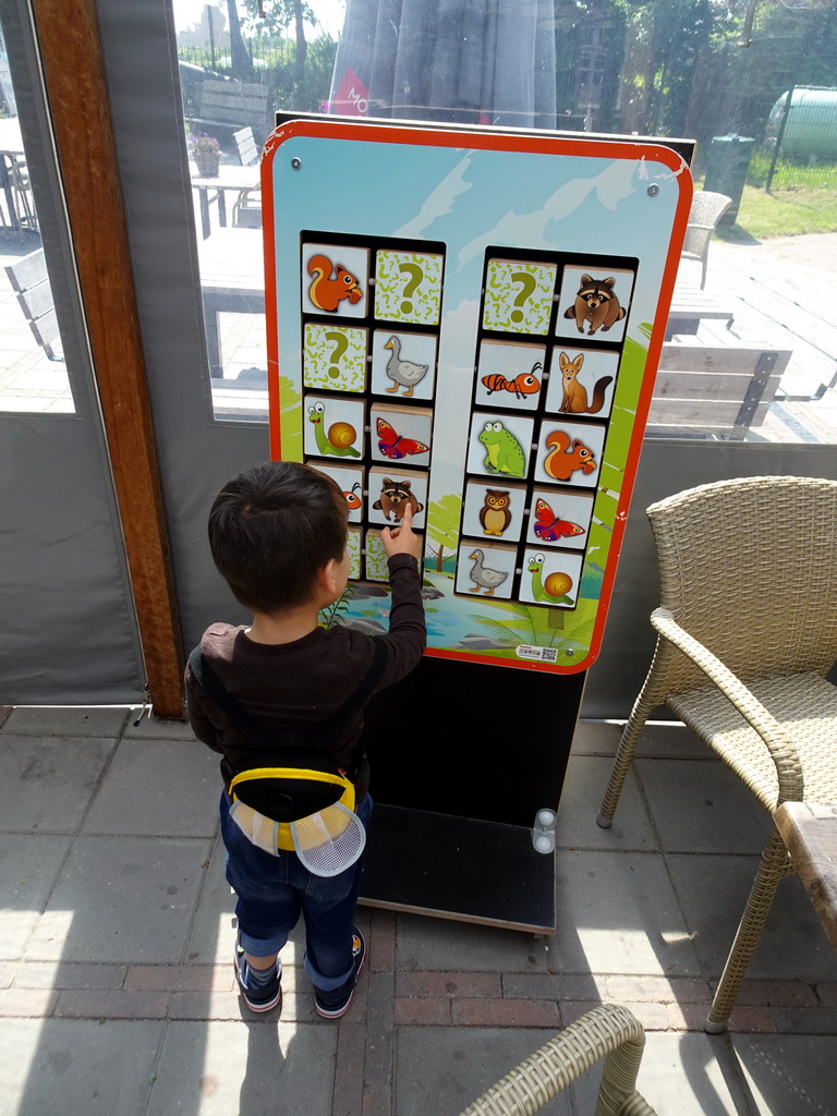 Max doing a puzzle at the Theetuin restaurant of the HistoryLand museum