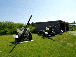 Russian cannons at the Oorlogsveld area at the HistoryLand museum, with explanation
