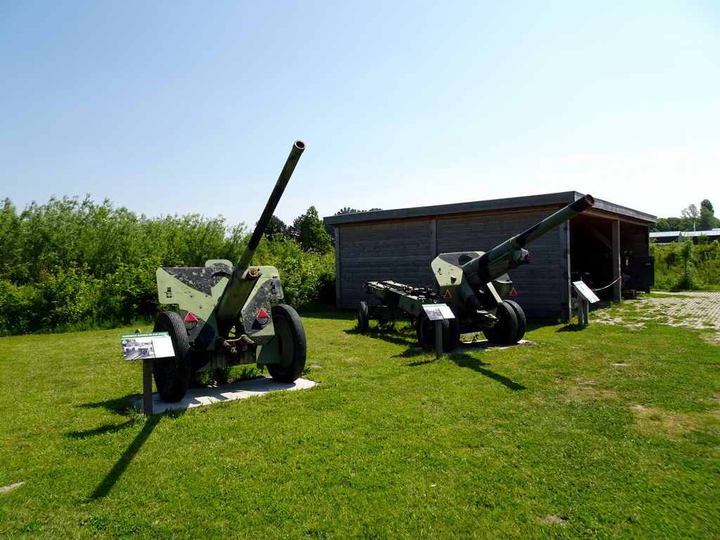 Russian cannons at the Oorlogsveld area at the HistoryLand museum, with explanation