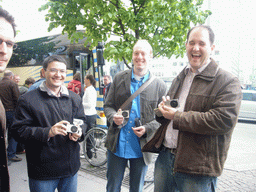 Miaomiao`s colleagues at the crossing of the Pohjoinen Rautatiekatu street and the Runebergsgatan street