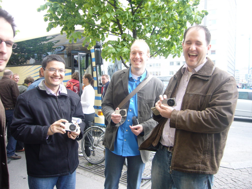 Miaomiao`s colleagues at the crossing of the Pohjoinen Rautatiekatu street and the Runebergsgatan street