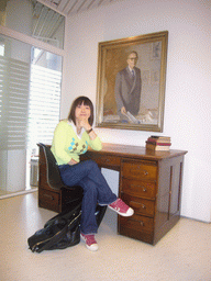 Miaomiao with a painting of Artturi Ilmari Virtanen at the headquarters of the Valio company