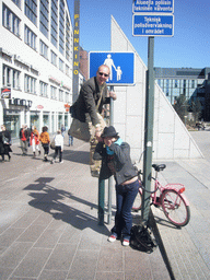 Miaomiaos and her colleague at a sign at the Salomonkatu street